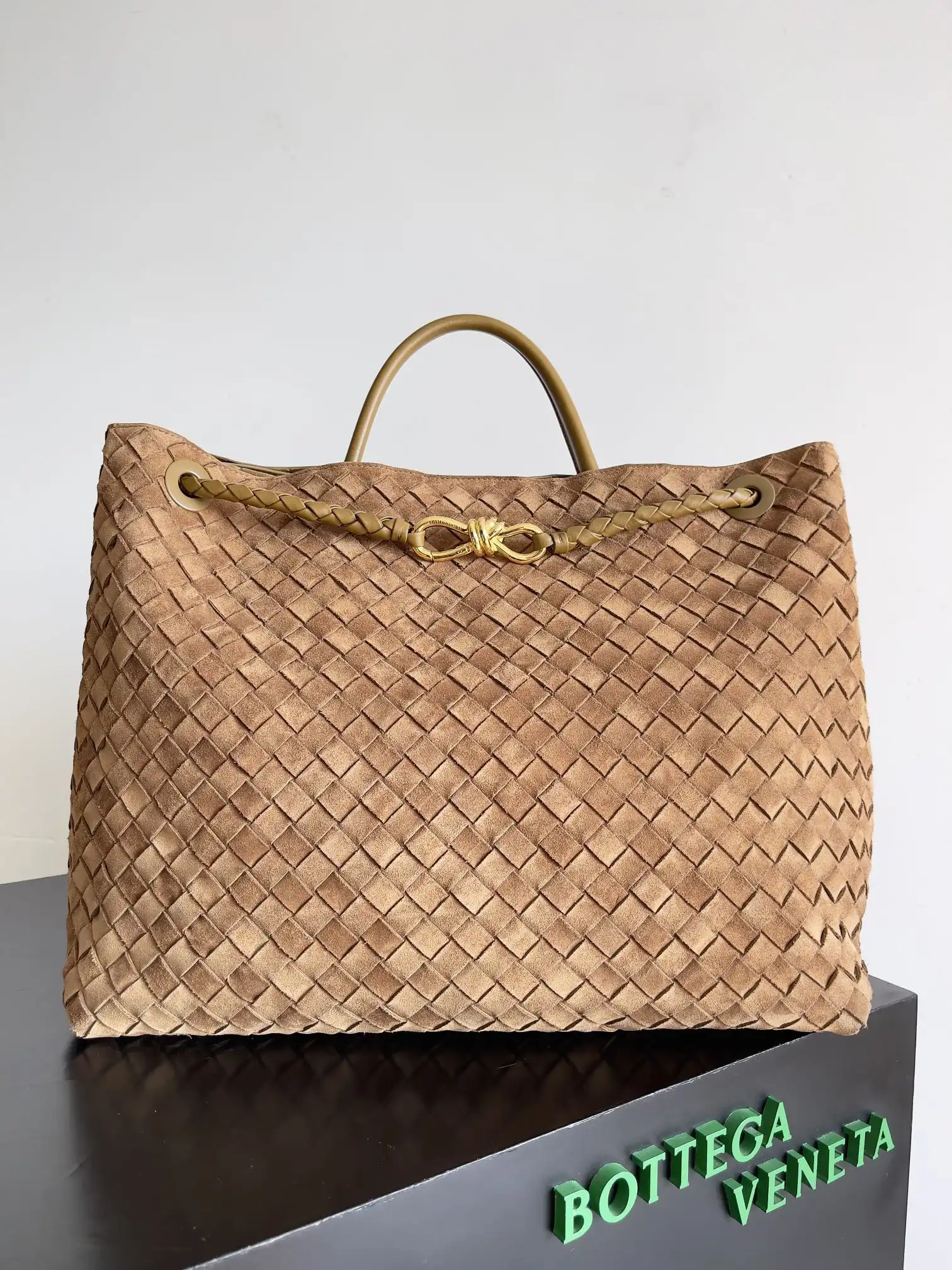 BOTTEGA VENETA LARGE Andiamo 0124