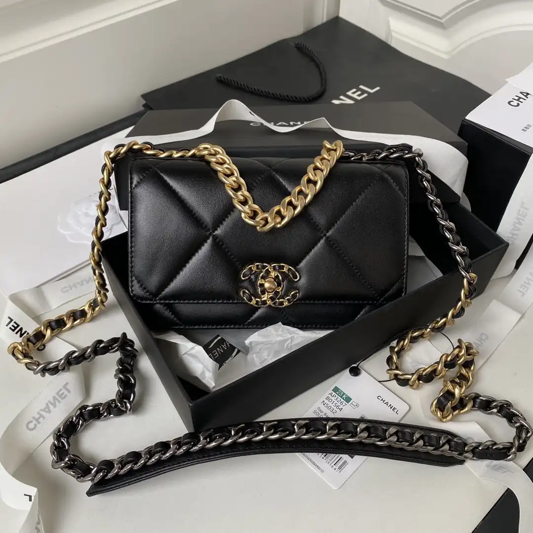 Firstbag Ru CHANEL 19 WALLET ON CHAIN 0122