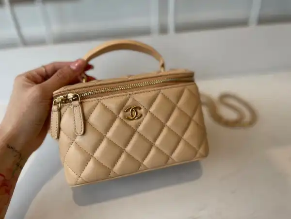 CHANEL VANITY CASE 0122