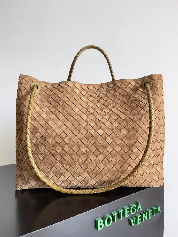 First Bag Ru BOTTEGA VENETA LARGE Andiamo 0124