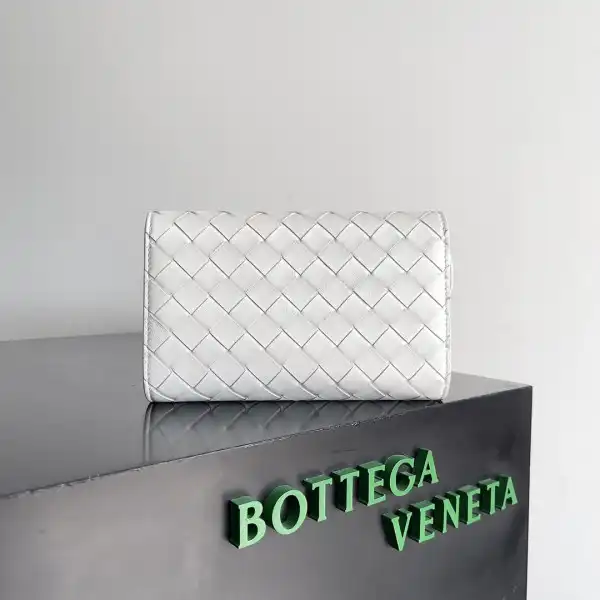 First Bag Ru BOTTEGA VENETA  Andiamo - 19*11.5*3CM 0124