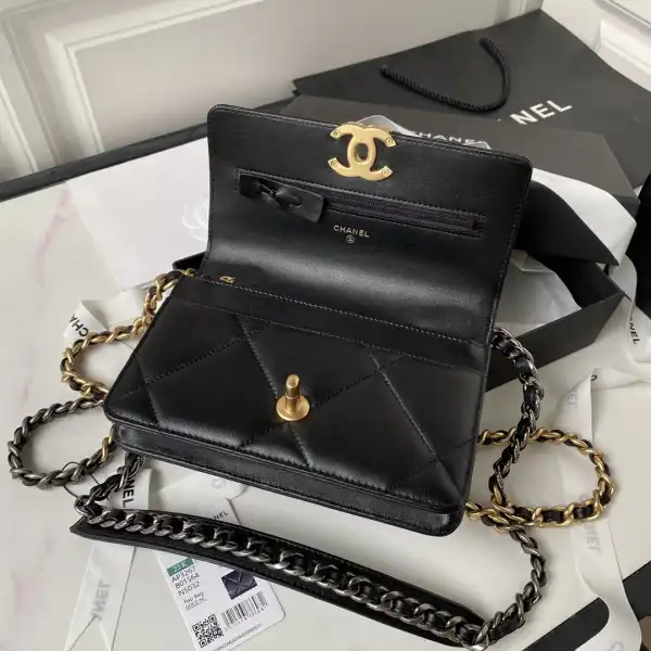 Firstbag Ru CHANEL 19 WALLET ON CHAIN 0122