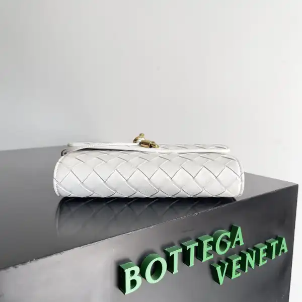 First Bag Ru BOTTEGA VENETA  Andiamo - 19*11.5*3CM 0124